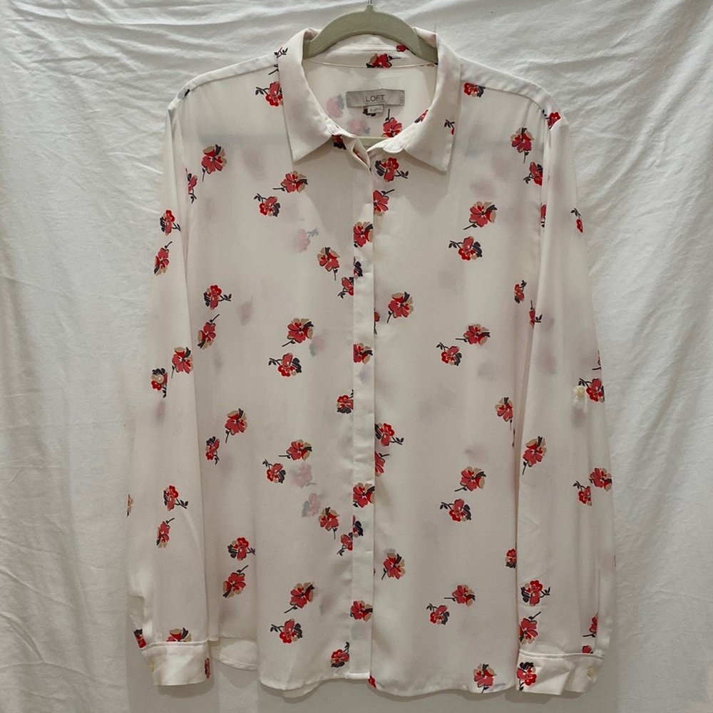 Buttoned, lightweight blouse perfect for the office